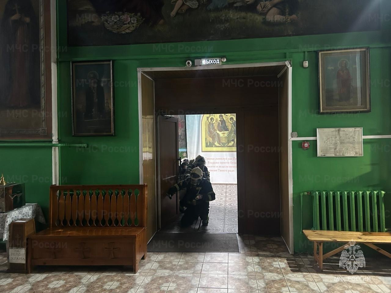 Плавские огнеборцы потушили условный пожар в храме Плавские огнеборцы потушили условный пожар в храме