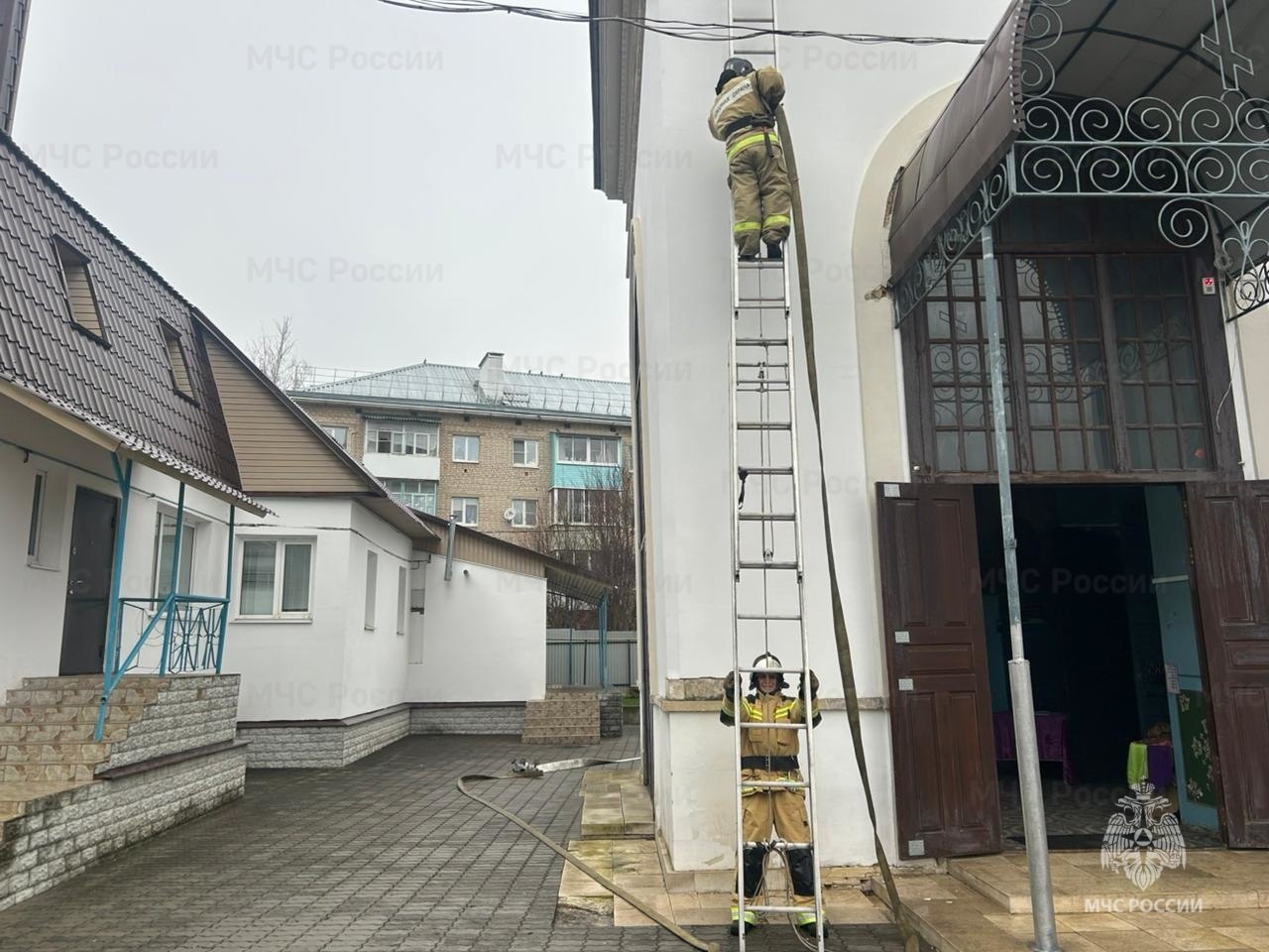 Плавские огнеборцы потушили условный пожар в храме Плавские огнеборцы потушили условный пожар в храме