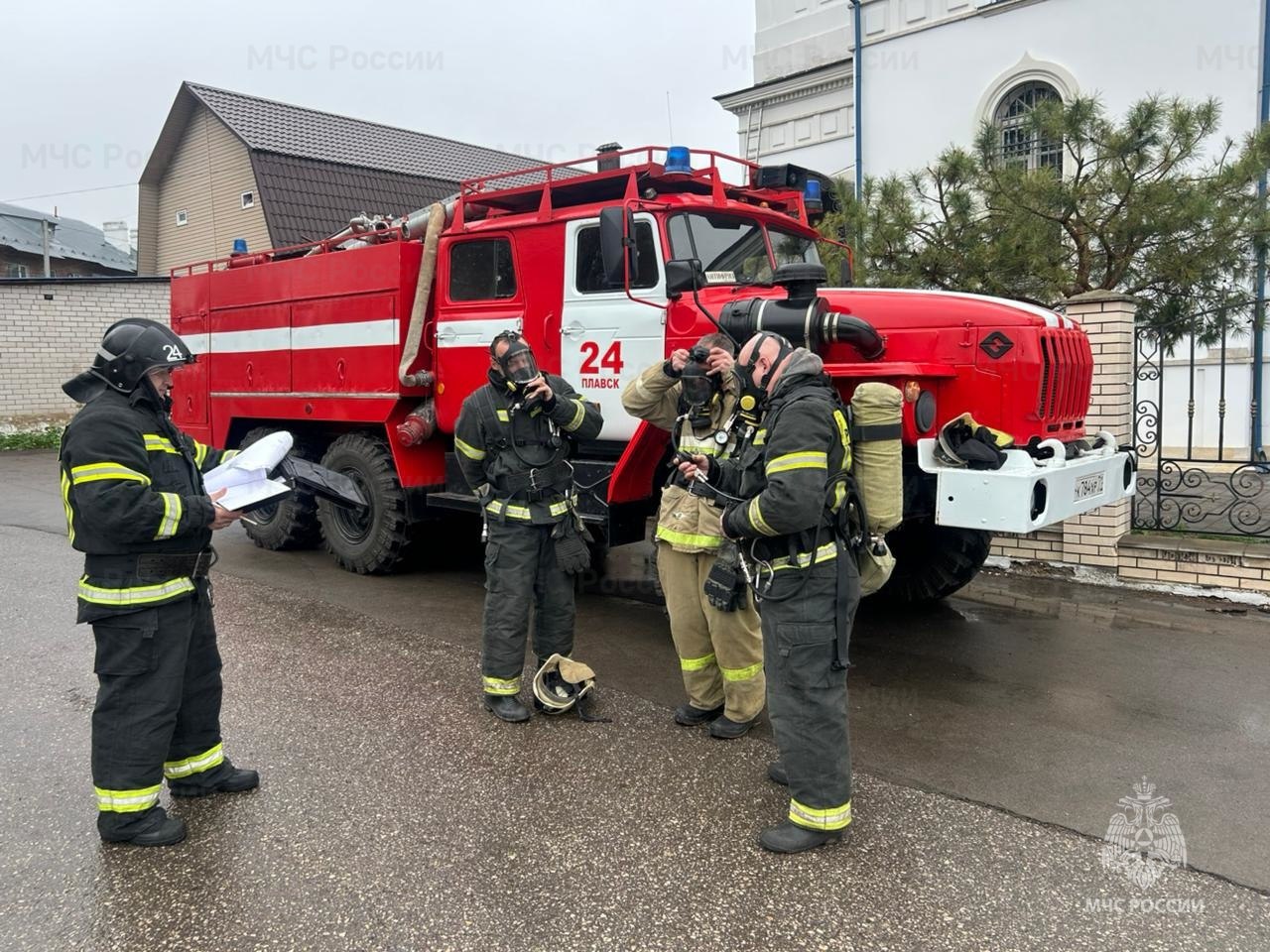 Плавские огнеборцы потушили условный пожар в храме Плавские огнеборцы потушили условный пожар в храме