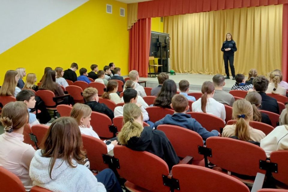 В Ясногорске сотрудник полиции провела беседы со школьниками, направленные на профилактику экстремизма, терроризма и наркомании