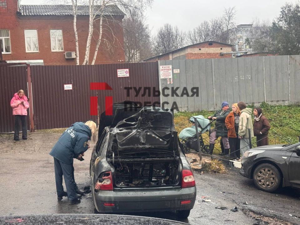 В Туле на Октябрьской улице сгорела Lada Priora