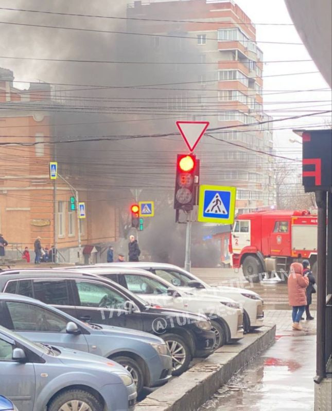 Машина загорелась на улице Октябрьской в Туле
