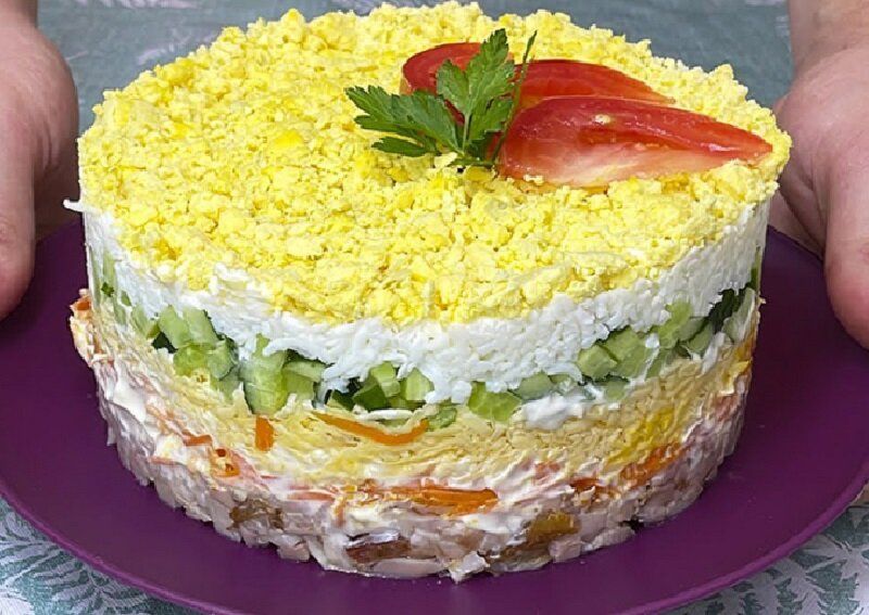 Неповторимый праздничный салат с копченой курицей