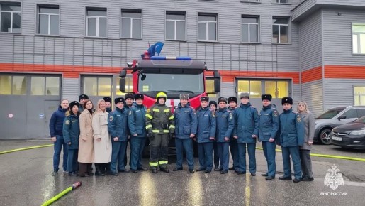 Сотрудники регионального спасательного ведомства проводили коллегу на пенсию