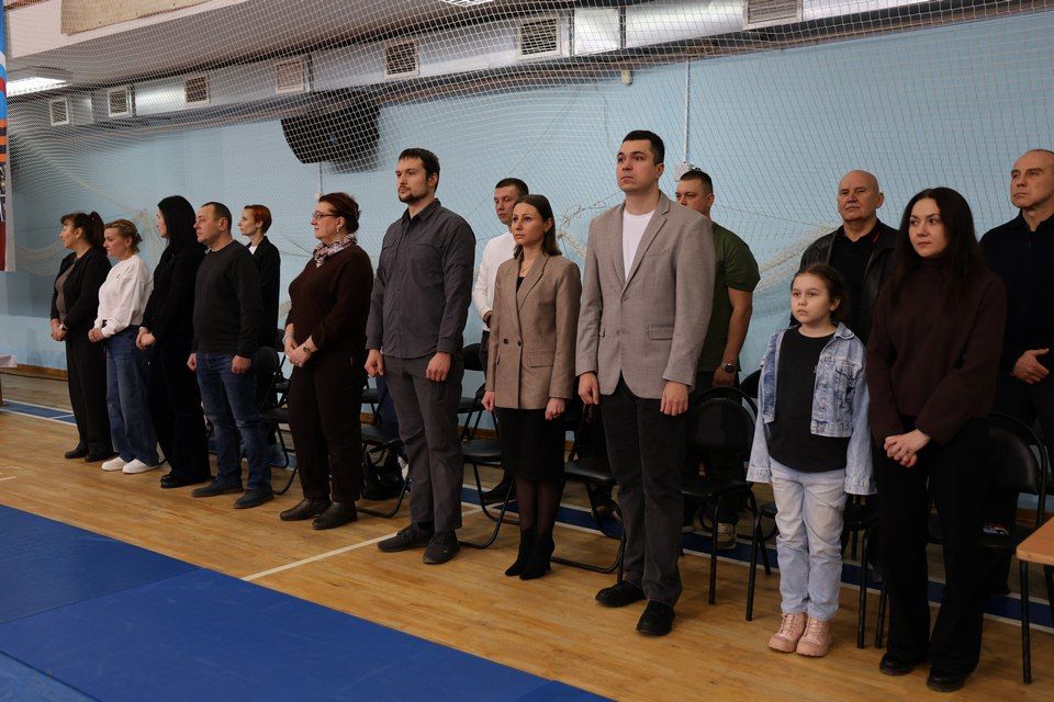 В спортшколе «Металлург» состоялось открытие межрегионального турнира по самбо среди юношей и девушек, посвященного воспитаннику, тренеру спортшколы, гвардии рядовому Сергею Карцеву