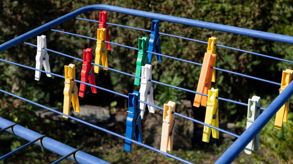 Дополнительных устройств не понадобится: как правильно сушить белье