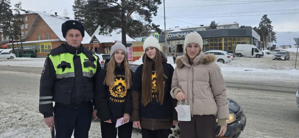 В Тулуне Госавтоинспекторы и общественники поздравили водителей с Днем матери В Тулуне Госавтоинспекторы и общественники поздравили водителей с Днем матери