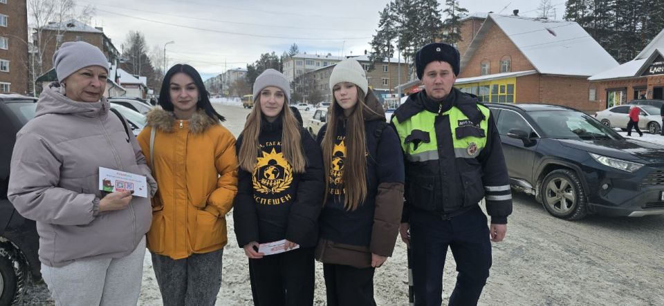 В Тулуне Госавтоинспекторы и общественники поздравили водителей с Днем матери