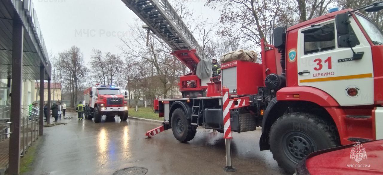 В Щекинской детской больнице спасатели провели учения В Щекинской детской больнице спасатели провели учения