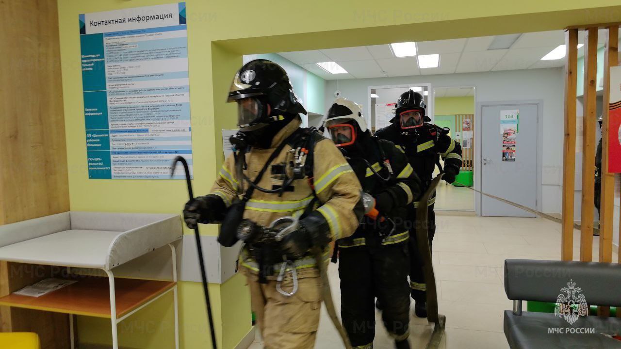 В Щекинской детской больнице спасатели провели учения В Щекинской детской больнице спасатели провели учения