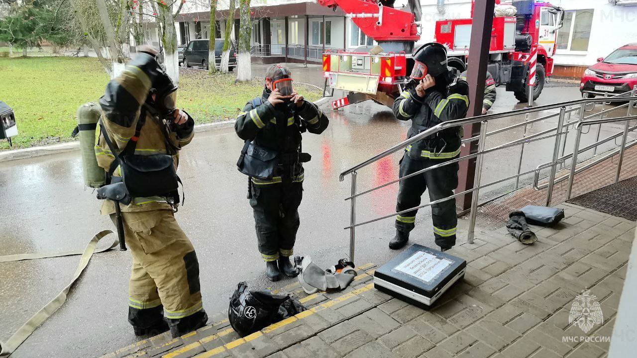 В Щекинской детской больнице спасатели провели учения В Щекинской детской больнице спасатели провели учения