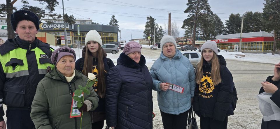 В Тулуне Госавтоинспекторы и общественники поздравили водителей с Днем матери В Тулуне Госавтоинспекторы и общественники поздравили водителей с Днем матери