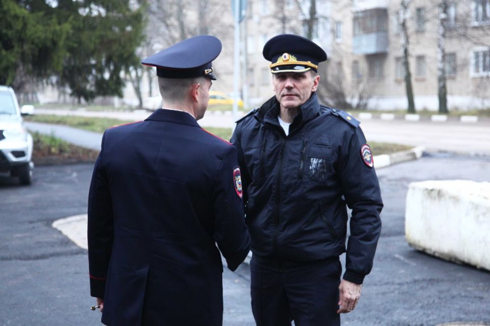 В Кимовске начальник УМВД Андрей Даценко оценил ход благоустройства территории местного отдела полиции