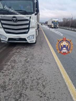 28 ноября в 15:40 на 322 – ом километре автодороги М-4 «Дон» городского округа города Ефремова Тульской области мужчина 1981 года рождения, управляя автомобилем «Хендай Акцент», по предварительной информации, не справился с...