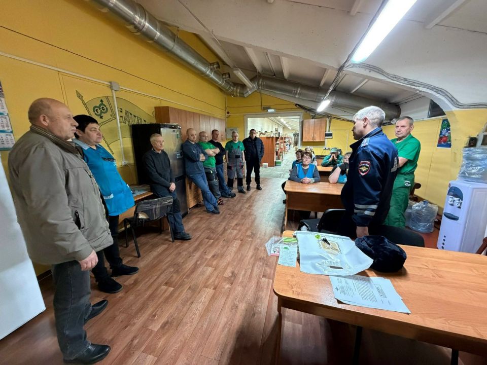 Накануне, сотрудники отделения Госавтоинспекции МО МВД России «Алексинский» Тульской области в ходе оперативно-профилактического мероприятия "Пешеход" провели профилактическую беседу в организации, где пешеходы ежедневно...