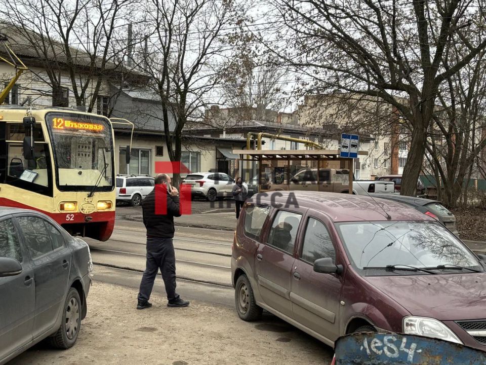 В Туле на улице Михеева трамвай № 12 «догнал» Lada Largus