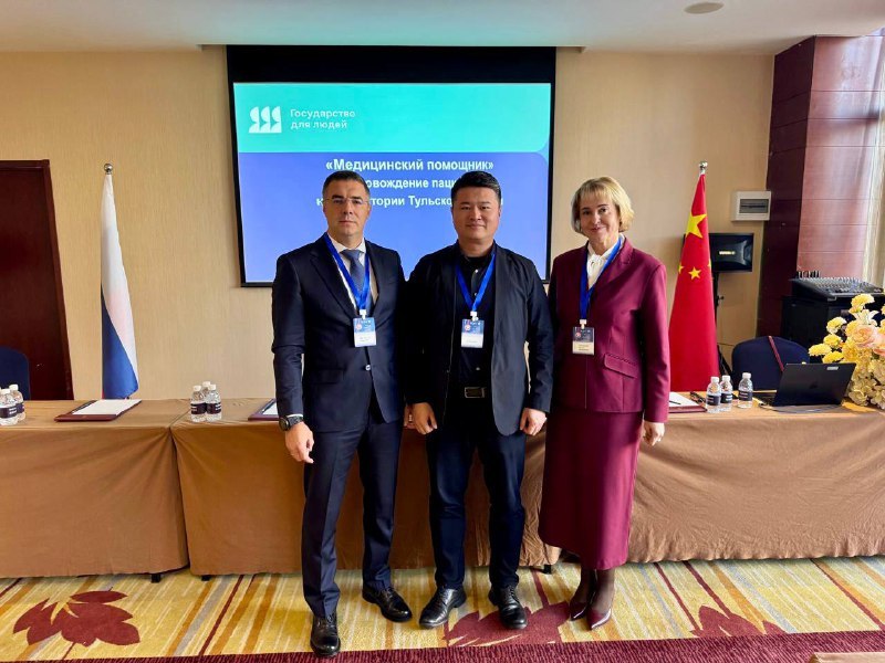 Глава города Тулы, главный врач Тульской областной стоматологической поликлиники Алексей Эрк и депутат Тульской городской Думы, главный врач Тульской городской клинической больницы скорой медицинской помощи им. Д.Я. Ваныкина...