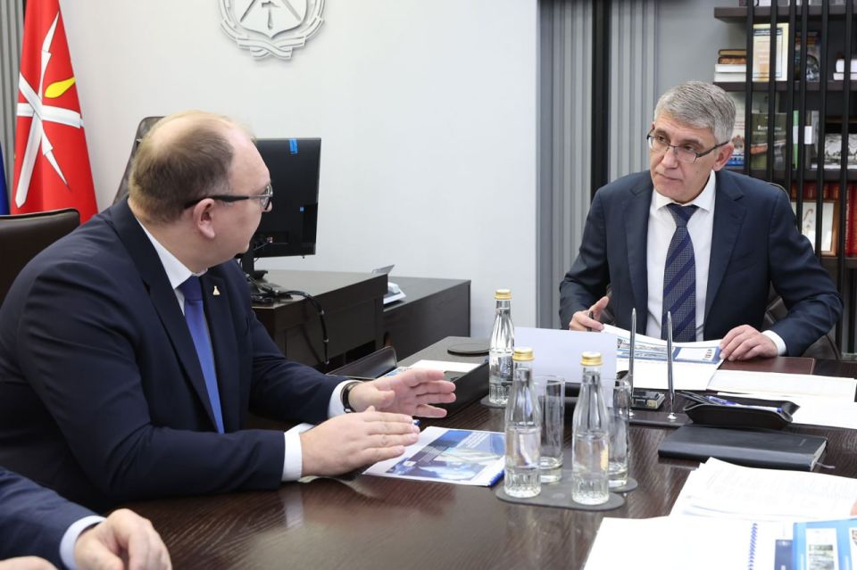 Развиваем химическую промышленность: Дмитрий Миляев встретился с ректором Российского химико-технологического университета имени Д.И. Менделеева» Сергеем Филатовым