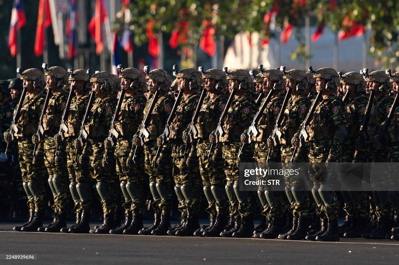 Бойцы сил специального назначения Народных вооружённых сил Лаоса с малогабаритными автоматами 9А-91 производства тульского КБП им. А.Г. Шипунова под специальный патрон 939 мм, на военном параде во Вьентьяне в честь 50-летия...