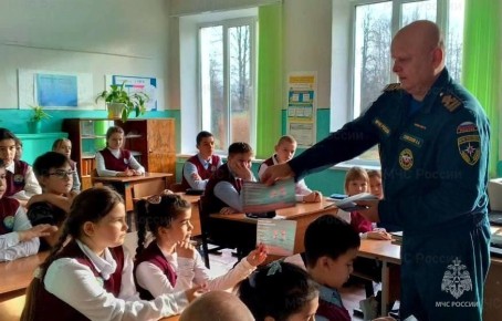 Юным тулякам сотрудники ГИМС МЧС России рассказали о безопасном поведении у водоемов в зимний период