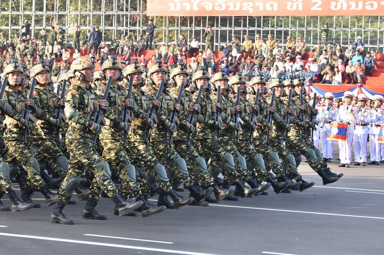 Бойцы сил специального назначения Народных вооружённых сил Лаоса с малогабаритными автоматами 9А-91 производства тульского КБП им. А.Г. Шипунова под специальный патрон 939 мм, на военном параде во Вьентьяне в честь 50-летия... Бойцы сил специального назначения Народных вооружённых сил Лаоса с малогабаритными автоматами 9А-91 производства тульского КБП им. А.Г. Шипунова под специальный патрон 939 мм, на военном параде во Вьентьяне в честь 50-летия...