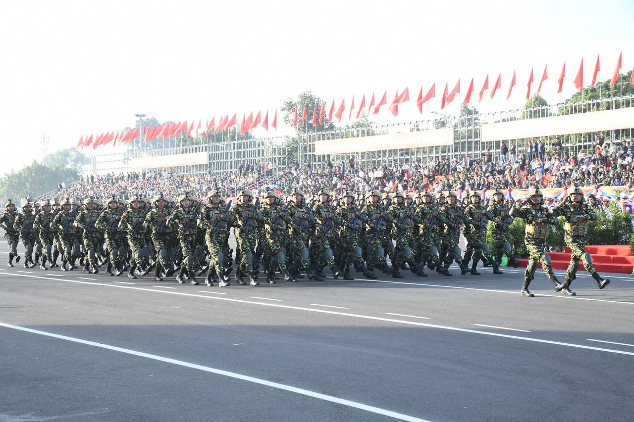 Бойцы сил специального назначения Народных вооружённых сил Лаоса с малогабаритными автоматами 9А-91 производства тульского КБП им. А.Г. Шипунова под специальный патрон 939 мм, на военном параде во Вьентьяне в честь 50-летия... Бойцы сил специального назначения Народных вооружённых сил Лаоса с малогабаритными автоматами 9А-91 производства тульского КБП им. А.Г. Шипунова под специальный патрон 939 мм, на военном параде во Вьентьяне в честь 50-летия...