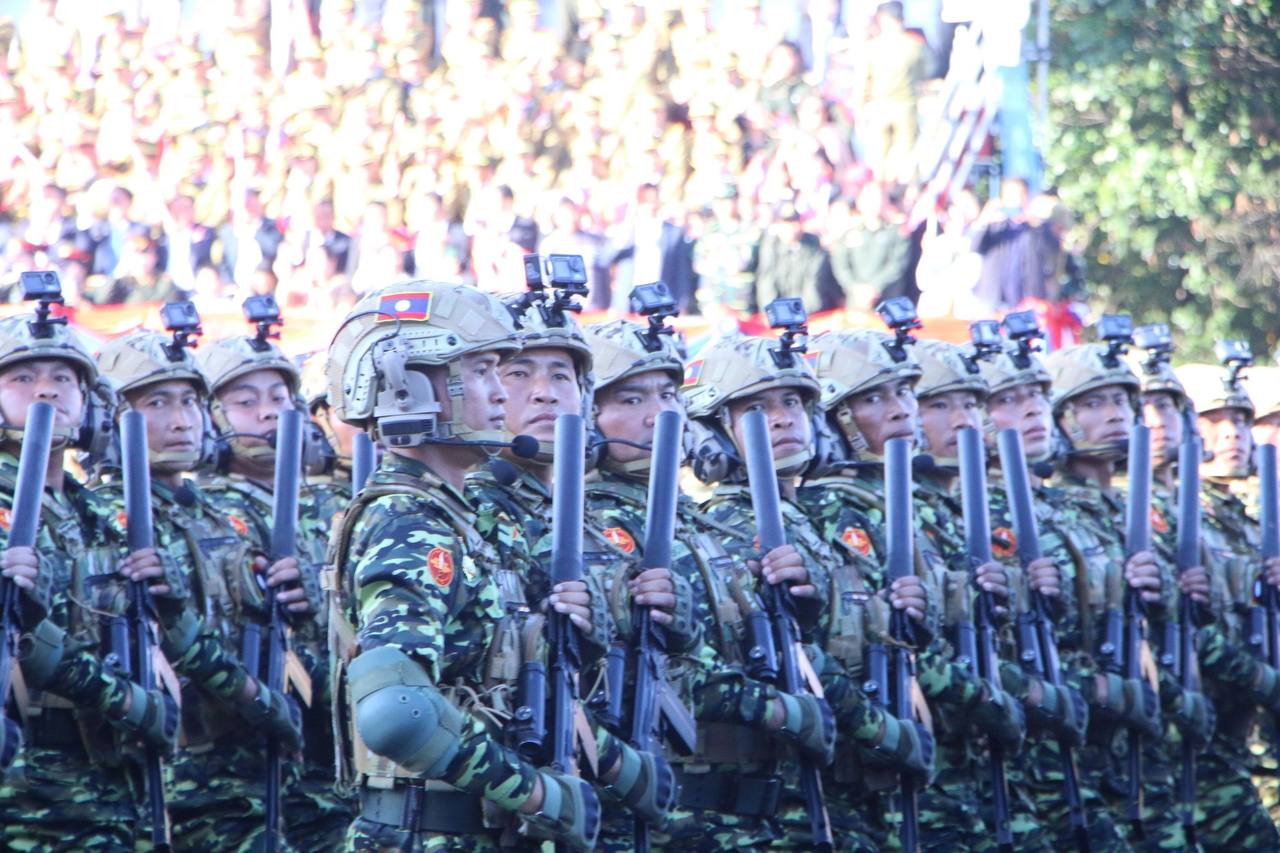 Бойцы сил специального назначения Народных вооружённых сил Лаоса с малогабаритными автоматами 9А-91 производства тульского КБП им. А.Г. Шипунова под специальный патрон 939 мм, на военном параде во Вьентьяне в честь 50-летия... Бойцы сил специального назначения Народных вооружённых сил Лаоса с малогабаритными автоматами 9А-91 производства тульского КБП им. А.Г. Шипунова под специальный патрон 939 мм, на военном параде во Вьентьяне в честь 50-летия...