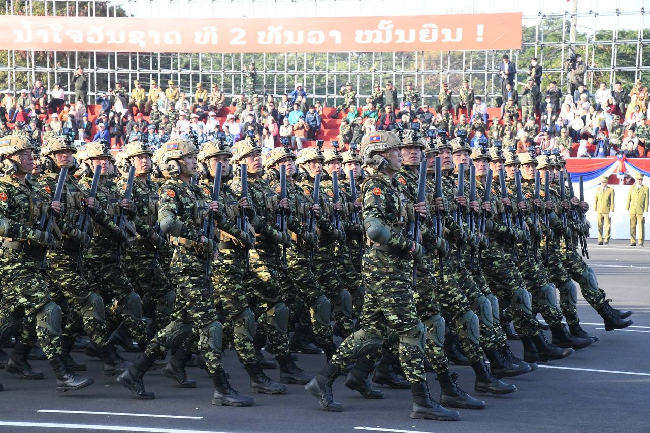 Бойцы сил специального назначения Народных вооружённых сил Лаоса с малогабаритными автоматами 9А-91 производства тульского КБП им. А.Г. Шипунова под специальный патрон 939 мм, на военном параде во Вьентьяне в честь 50-летия... Бойцы сил специального назначения Народных вооружённых сил Лаоса с малогабаритными автоматами 9А-91 производства тульского КБП им. А.Г. Шипунова под специальный патрон 939 мм, на военном параде во Вьентьяне в честь 50-летия...