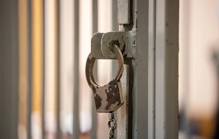 Ранее судимому жителю Новомосковска дали 1.5 года за нападение с ножом на соседа