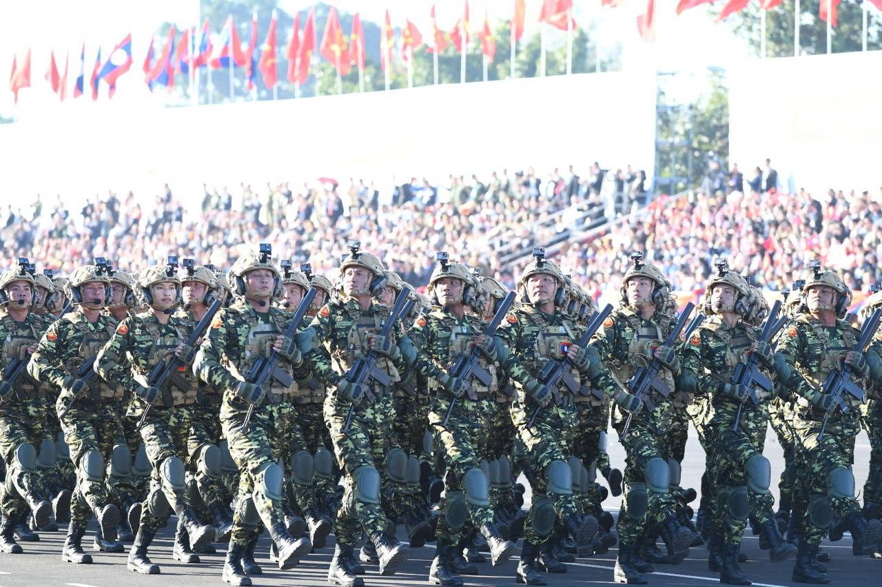 Бойцы сил специального назначения Народных вооружённых сил Лаоса с малогабаритными автоматами 9А-91 производства тульского КБП им. А.Г. Шипунова под специальный патрон 939 мм, на военном параде во Вьентьяне в честь 50-летия... Бойцы сил специального назначения Народных вооружённых сил Лаоса с малогабаритными автоматами 9А-91 производства тульского КБП им. А.Г. Шипунова под специальный патрон 939 мм, на военном параде во Вьентьяне в честь 50-летия...