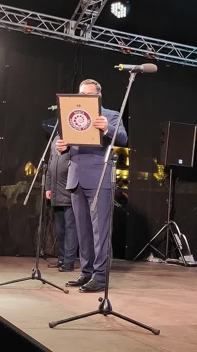 На площади Ленина прямо сейчас проходит торжественное открытие Губернского катка и главной городской елки