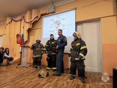 Тульские спасатели провели для школьников уроки на тему: «Мужество огненного фронта»