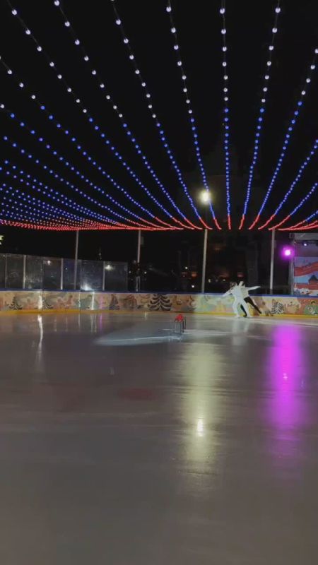 А такими танцами на льду открылся сегодня Губернский каток