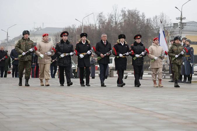 Дмитрий Миляев возложил цветы к Вечному огню в Туле в День обороны города