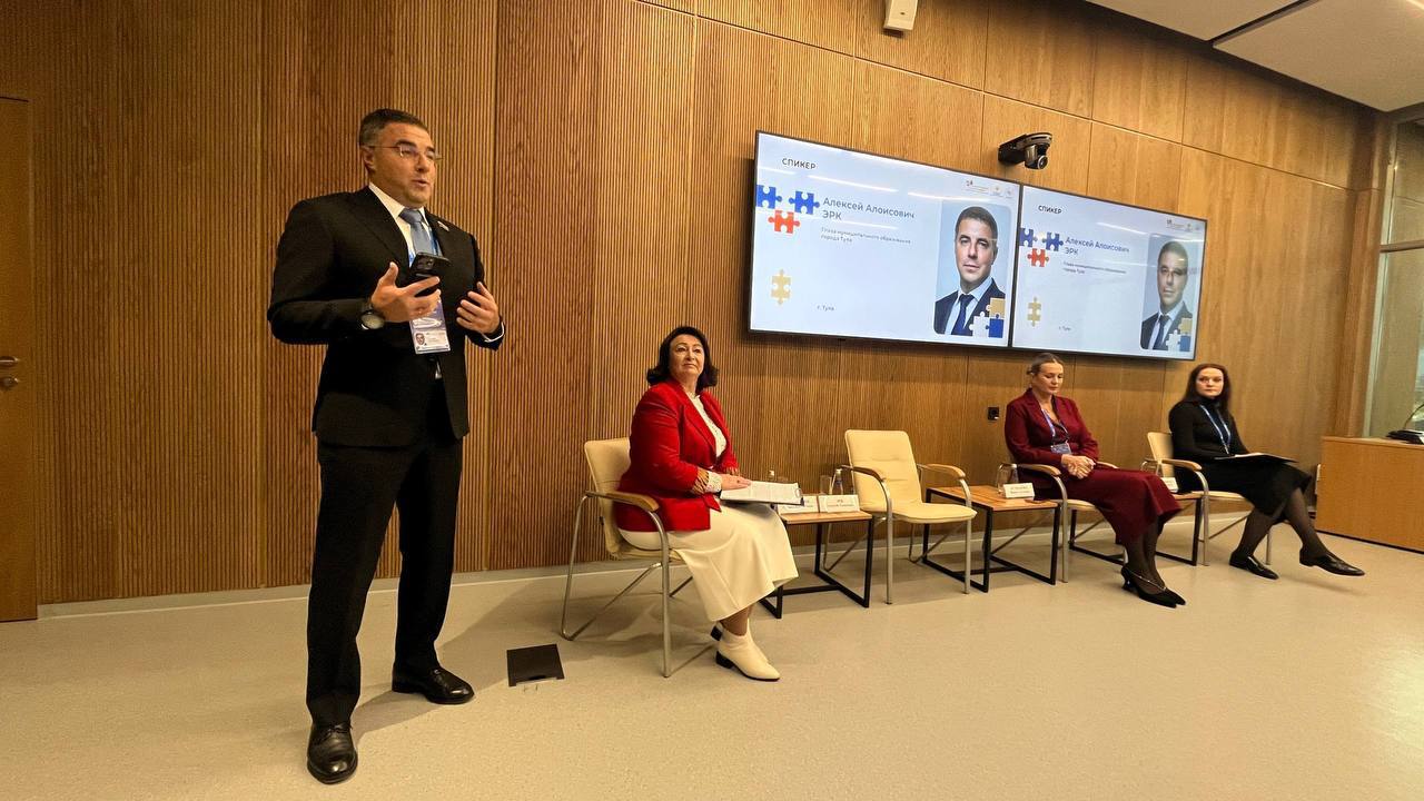 Сегодня второй день работы Форума-выставки муниципальных практик «БОЛЬШИЕ РЕШЕНИЯ МАЛОЙ РОДИНЫ»