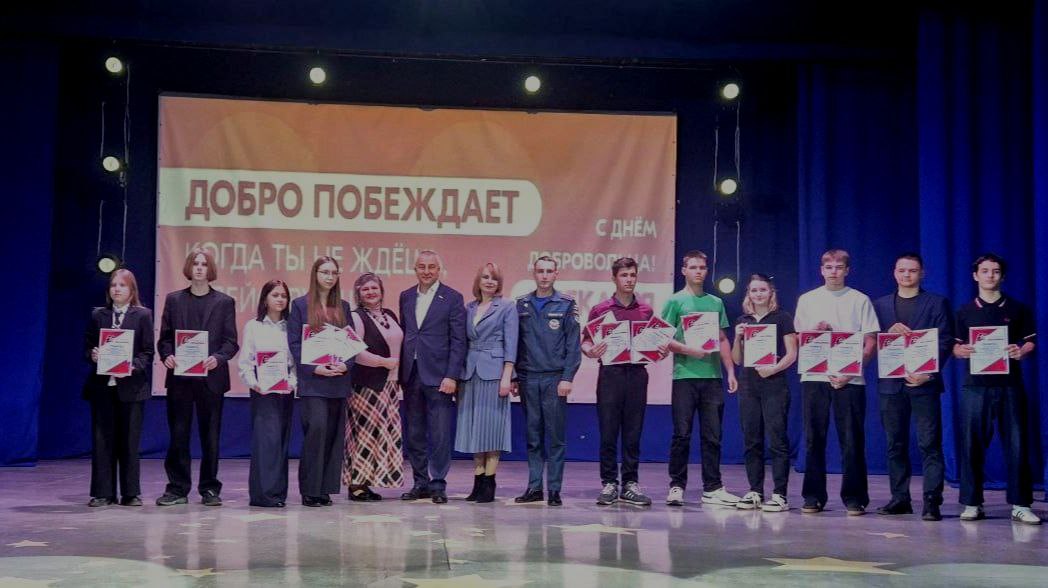 В честь Дня добровольца в Новомосковске и Ефремове наградили тех, кто помогает по зову сердца В честь Дня добровольца в Новомосковске и Ефремове наградили тех, кто помогает по зову сердца