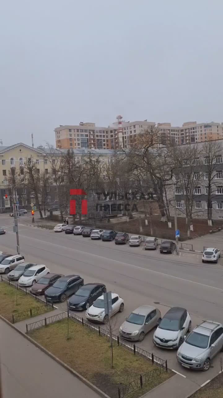 Читатели "Тульской прессы" делятся видео с работающими сиренами. В кадре - центр Тулы и трасса Тула-Новомосковск