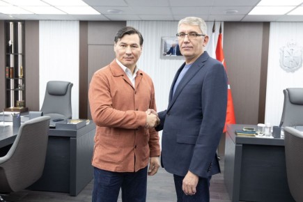 Губернатор Дмитрий Миляев встретился с главой Республики Калмыкия Бату Хасиковым