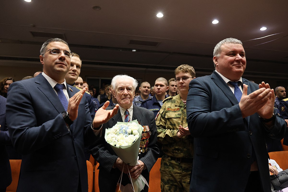 Алексей Эрк поздравил туляков с 84-й годовщиной обороны Тулы Алексей Эрк поздравил туляков с 84-й годовщиной обороны Тулы