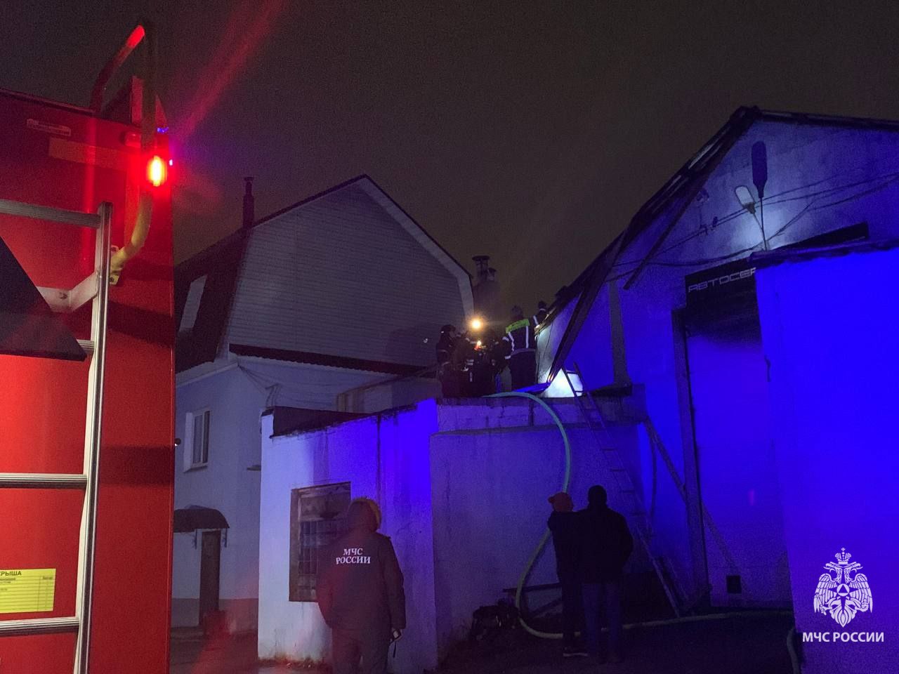 Тульские огнеборцы потушили пожар в автосервисе Тульские огнеборцы потушили пожар в автосервисе