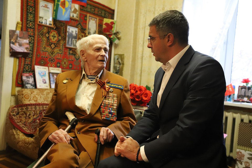 Глава города Тулы Алексей Эрк посетил участника Великой Отечественной войны, Почетного гражданина города-героя Тулы Ивана Васильевича Федосеева Глава города Тулы Алексей Эрк посетил участника Великой Отечественной войны, Почетного гражданина города-героя Тулы Ивана Васильевича Федосеева