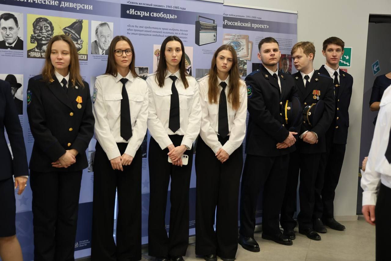 Глава города Тулы Алексей Эрк принял участие в открытии выставки «Защита суверенитета Российского государства. История и современность» в парке «Патриот-Тула» Глава города Тулы Алексей Эрк принял участие в открытии выставки «Защита суверенитета Российского государства. История и современность» в парке «Патриот-Тула»