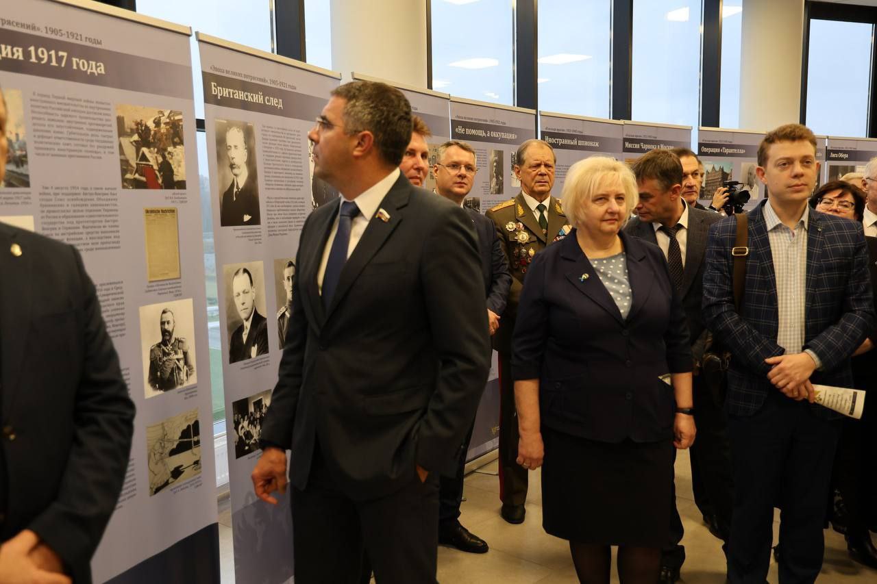 Глава города Тулы Алексей Эрк принял участие в открытии выставки «Защита суверенитета Российского государства. История и современность» в парке «Патриот-Тула» Глава города Тулы Алексей Эрк принял участие в открытии выставки «Защита суверенитета Российского государства. История и современность» в парке «Патриот-Тула»