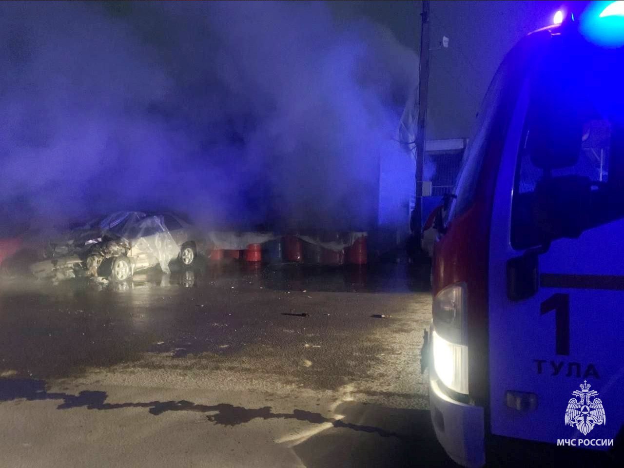 Тульские огнеборцы потушили пожар в автосервисе Тульские огнеборцы потушили пожар в автосервисе