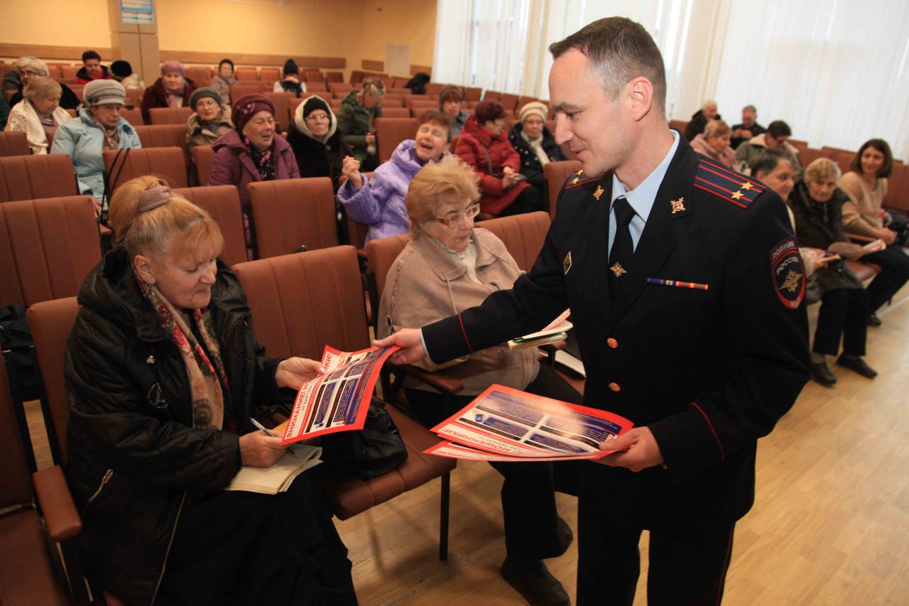 В рамках «Школы правовых знаний» сотрудник полиции рассказал жителям Привокзального округа Тулы, как не стать жертвой мошенников В рамках «Школы правовых знаний» сотрудник полиции рассказал жителям Привокзального округа Тулы, как не стать жертвой мошенников
