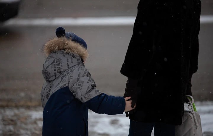 Почетные знаки «Материнская слава» и «Отцовская слава»: как получить, какие выплаты положены от властей