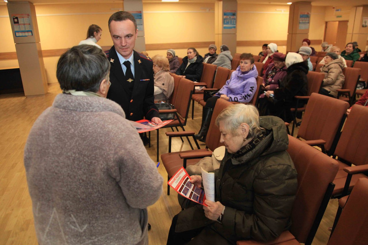 В рамках «Школы правовых знаний» сотрудник полиции рассказал жителям Привокзального округа Тулы, как не стать жертвой мошенников