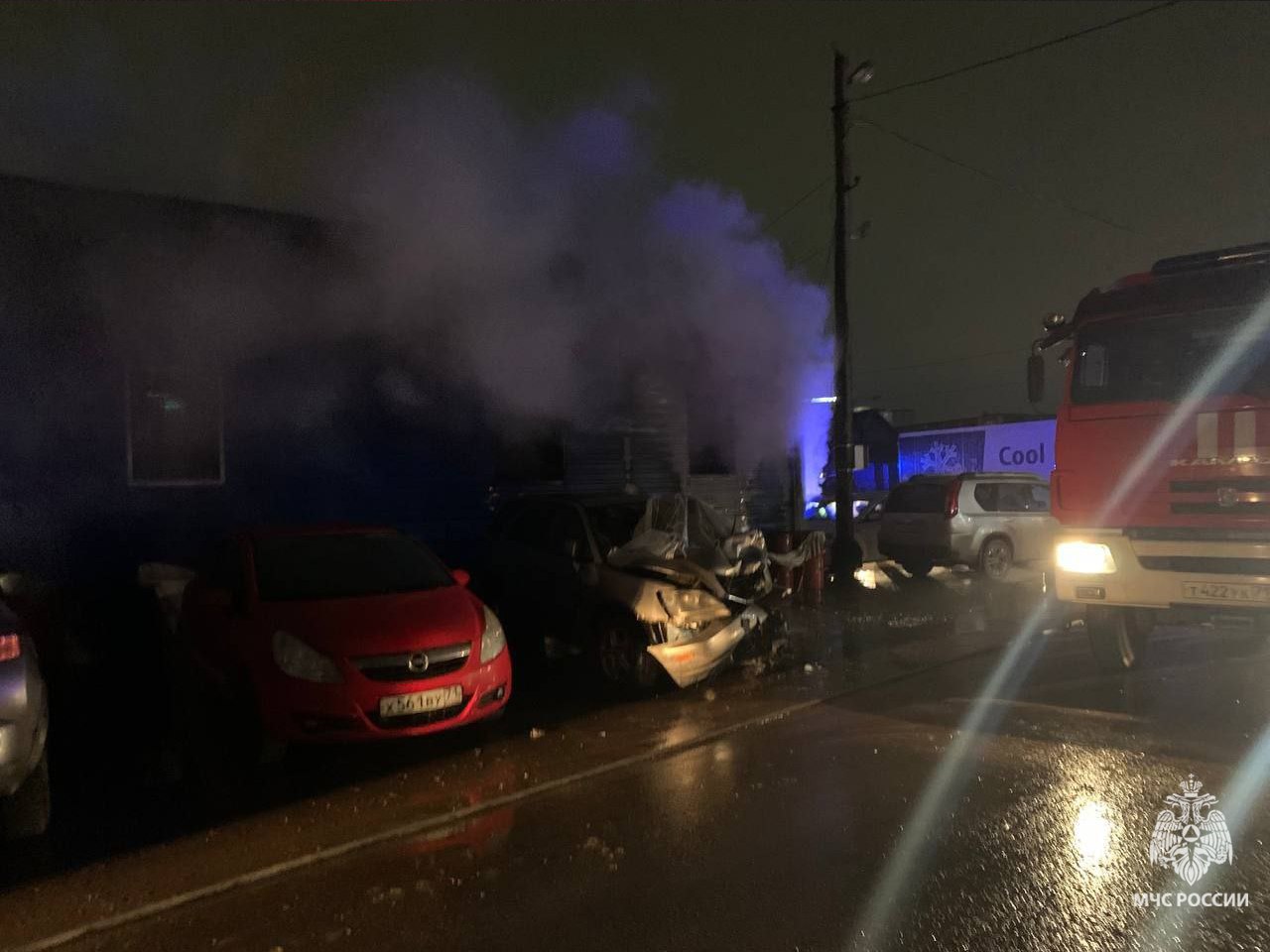 Тульские огнеборцы потушили пожар в автосервисе Тульские огнеборцы потушили пожар в автосервисе