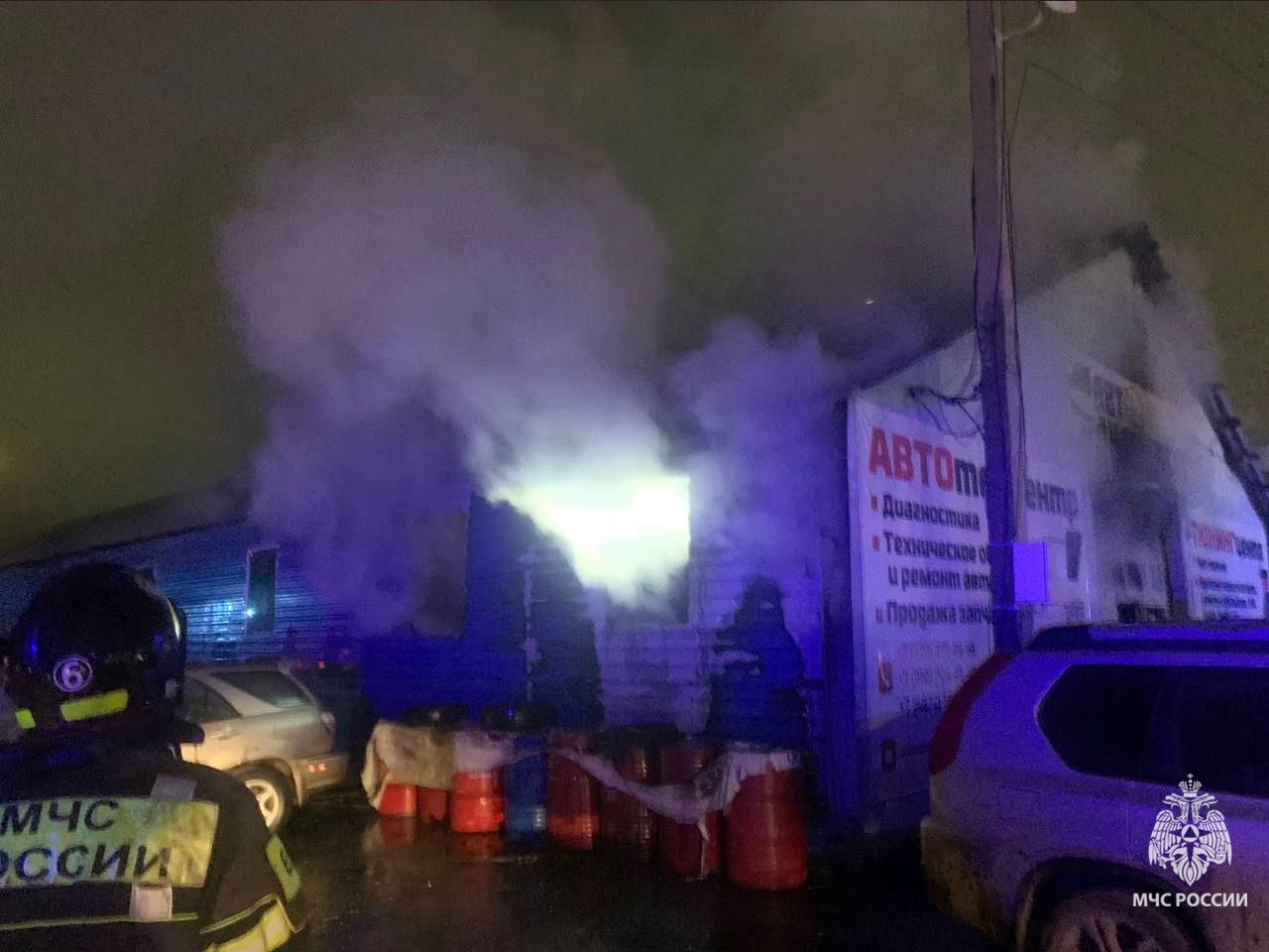 Тульские огнеборцы потушили пожар в автосервисе Тульские огнеборцы потушили пожар в автосервисе