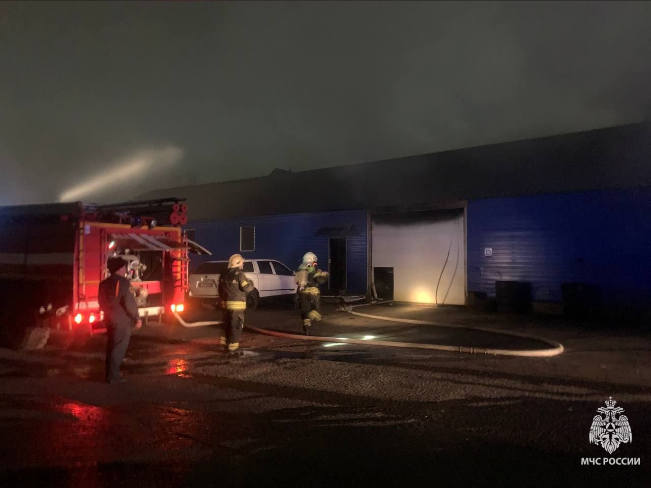 Тульские огнеборцы потушили пожар в автосервисе Тульские огнеборцы потушили пожар в автосервисе